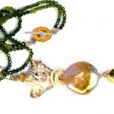 Engelanhänger mit Perle und Peridot
